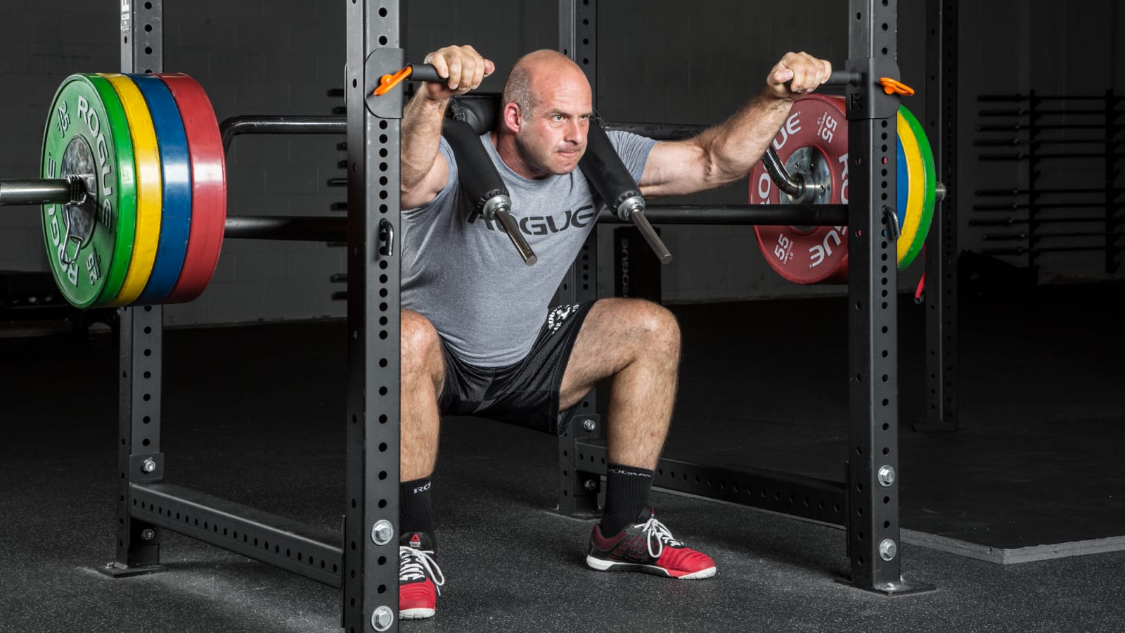 Squat bar with cheap handles in front